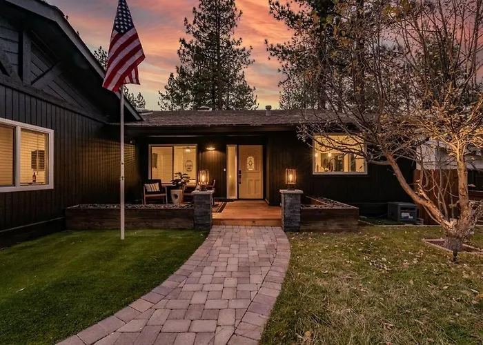 Modern Split Level Cabin -Hot Tub & Game Room