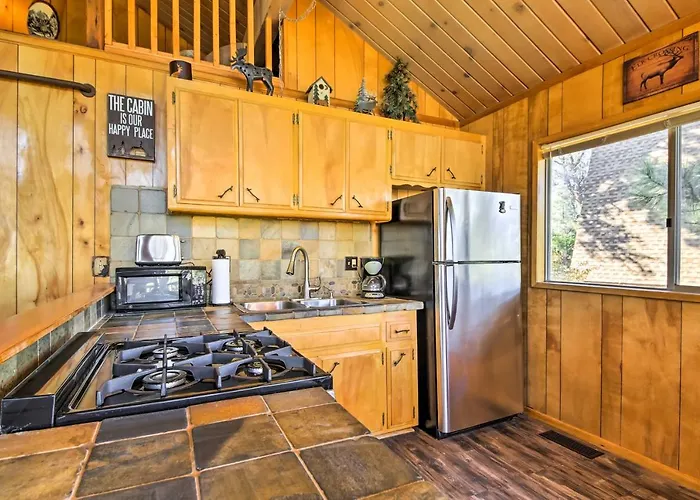5 Mi To Big Bear Mtn Resort: Cozy Cabin W/ Deck