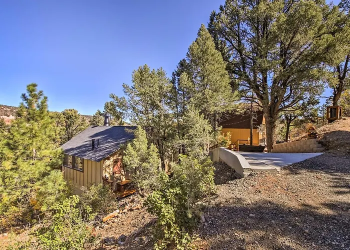 5 Mi To Big Bear Mtn Resort: Cozy Cabin W/ Deck