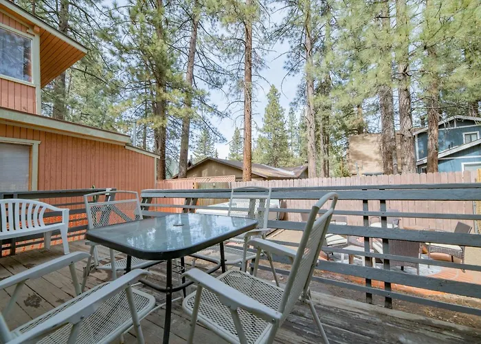 Sherwood Cottage - Charming And Cozy Cabin That Has Back Deck With A Hot Tub!