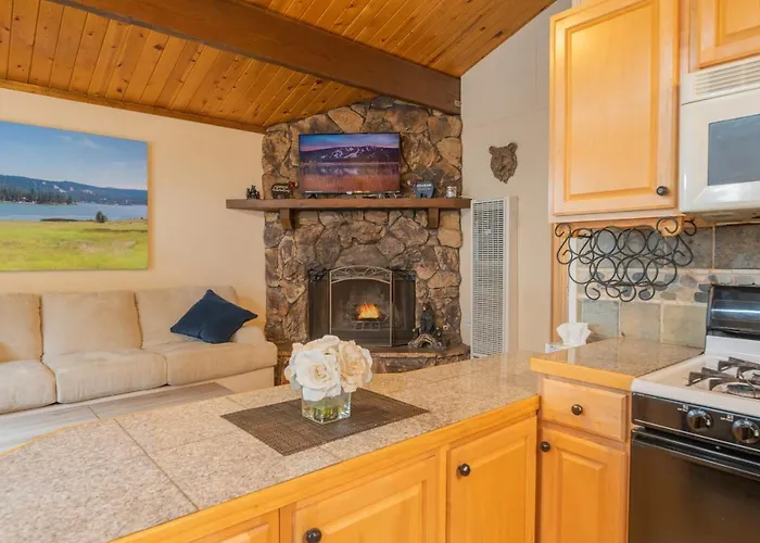 Sherwood Cottage - Charming And Cozy Cabin That Has Back Deck With A Hot Tub!