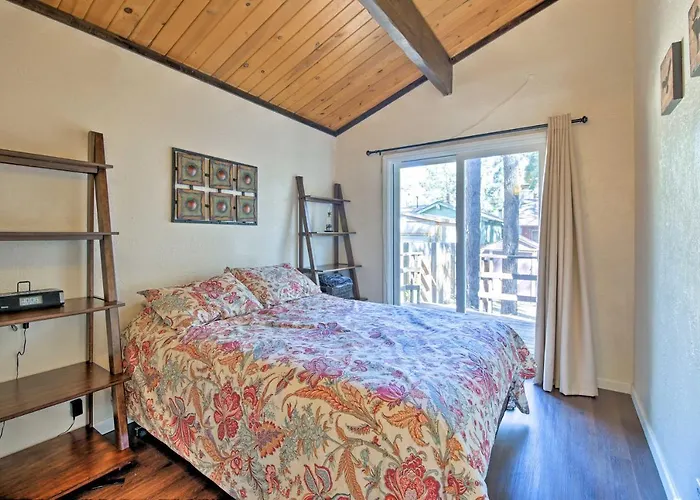 Cozy Cabin W/ Deck & Fireplace In Big Bear!